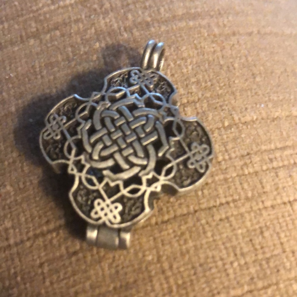 ☘️🎃Camco Pewter Celtic Pendent- 625 $30 or $25 w/offer